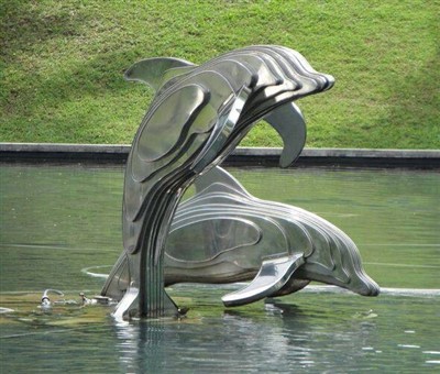 Escultura de delfines de acero inoxidable
